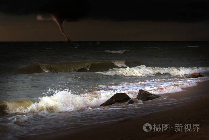 海上风暴大浪和闪电与飓风的天空