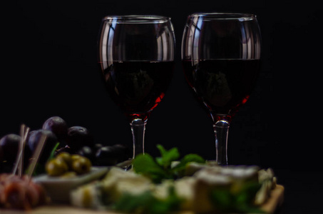 红酒和一套不同的奶酪放在木板上，美味的小吃，健康的独家食品