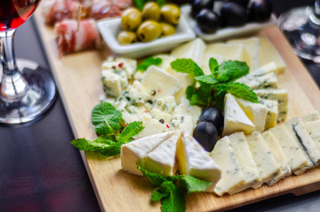 一套不同的奶酪放在木板上，奶酪板，美味的小吃，健康的，独家的食物奶酪套装。