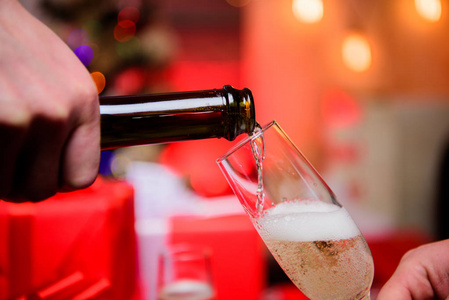 新年前的最后一分钟.喝香槟或起泡酒.用香槟庆祝节日.