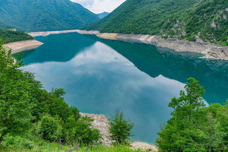 高山峡谷中有绿松石水的山湖