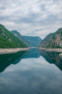 绿松石湖在青山间的风景