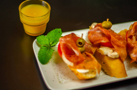 传统的西班牙小吃午餐桌迷你三明治食品，提供美味的小吃开胃食品