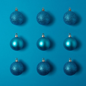蓝色圣诞节宝布尔圣诞球的最小构图背景。 新年概念。