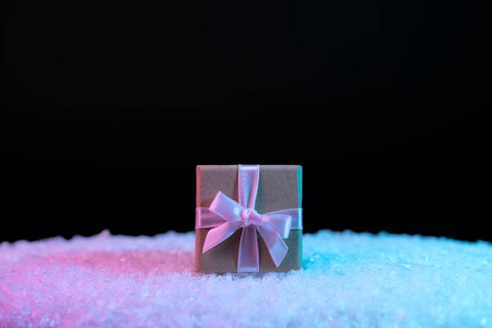 雪上礼盒，充满活力，大胆的梯度全息颜色。 圣诞节和新年最低艺术概念。