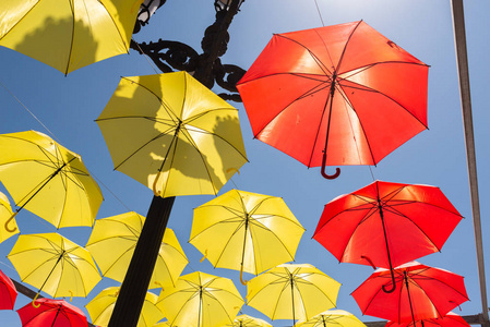 五颜六色的雨伞，城市街道装饰。 如蓝天旅游景点晴天