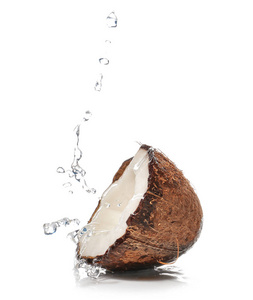 一半新鲜椰子在白色背景上溅水