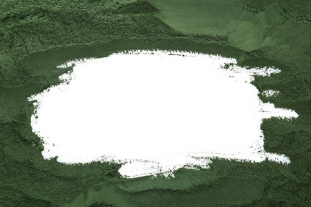 白色背景螺旋藻粉制成的框架