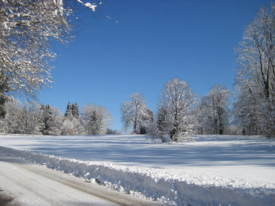 雪地冬季景观中的道路