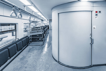 现代火车客运车厢的内部。