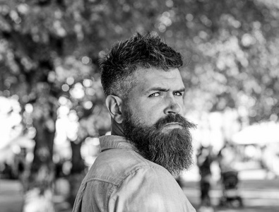 男人回头看背影图片