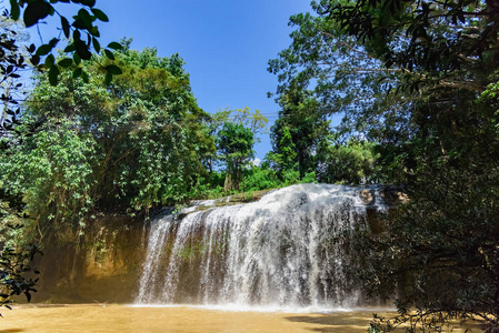 越南丛林公园有湖的天然美丽的山瀑布