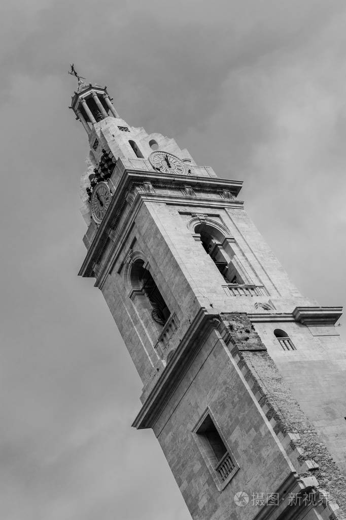 在西班牙xativa的阴天参观教堂的旧钟楼.黑白图像