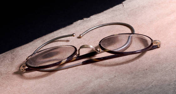 孤立的老式眼镜20世纪初的眼镜