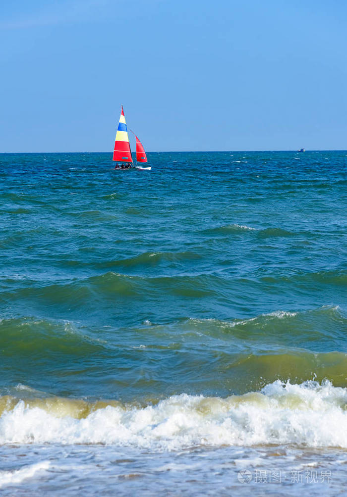 帆船漂浮在靠近海岸的海面上