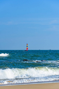 帆船漂浮在靠近海岸的海面上图片