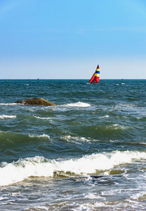 帆船漂浮在靠近海岸的海面上图片