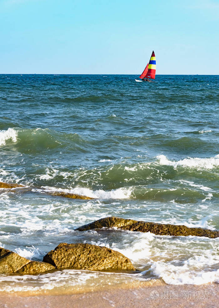 帆船漂浮在靠近海岸的海面上