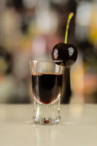 酒吧的餐桌上有樱桃利口酒和多汁的成熟樱桃，餐厅里有一份优雅的甜饮料，一种传统的饮料