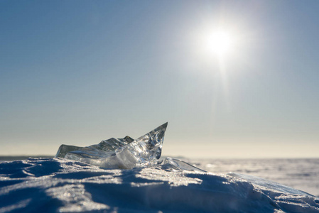 在无尽的雪景背景下，透明的冰雪碎片形成