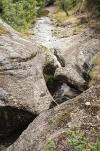 保加利亚Kurdzhali，岩石之间的一条小山涧