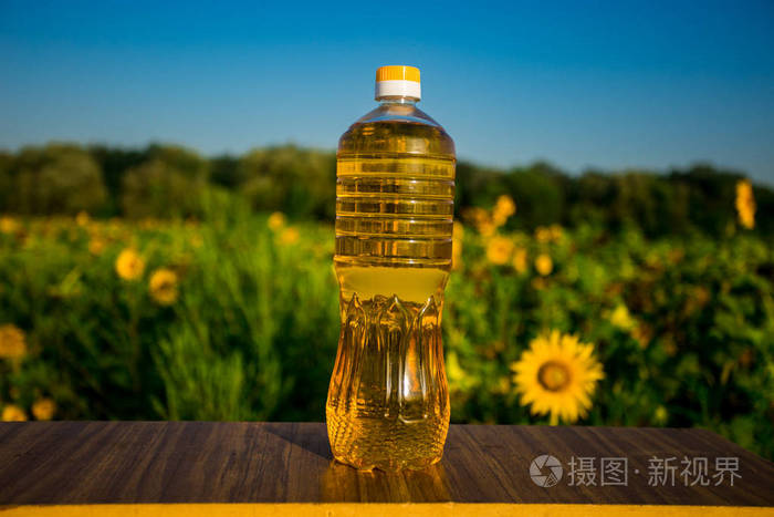 木架上有一瓶油背景是向日葵葵花油能改善皮肤健康