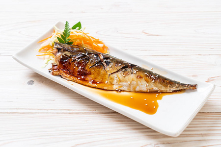 烤沙巴鱼排和日本菜式