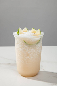 透明玻璃中的柠檬乳酸茶摄影图