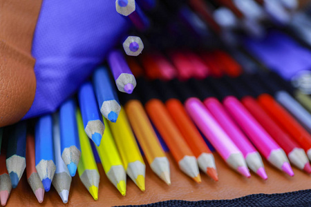 不同颜色的铅笔颜色或蜡笔。