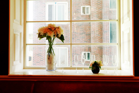 早晨，窗户旁边的花瓶
