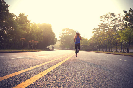 跑步运动员在路上跑步。 训练概念