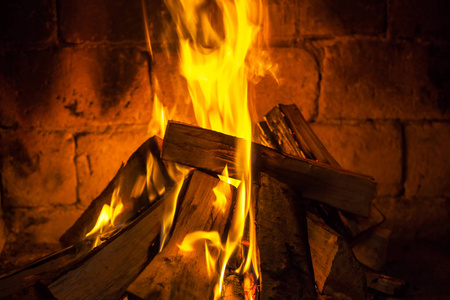 在家里舒适的壁炉里燃烧的木头保暖。