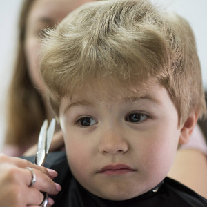 可爱的男孩发型.给小孩理发.儿童美发沙龙.剪发必须是完美的照片
