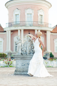 美丽的金发新娘，时尚的白色婚纱