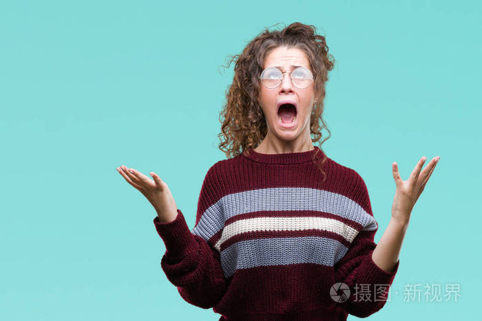 在孤立的背景上疯狂和疯狂地大喊大叫,咄咄逼人的表情和手臂抬起