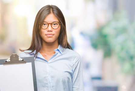 认真思考严重年轻的非洲裔美国人在聪明的脸上有自信的表情认真思考中