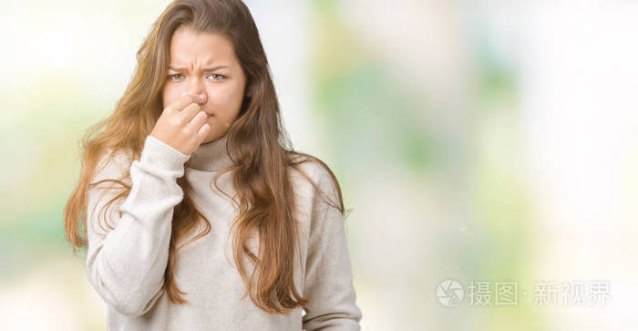 上闻着一些臭味和令人恶心的难以忍受的气味,用手指在鼻子上屏住呼吸