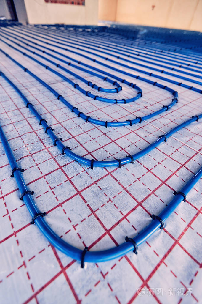 在建筑工地铺设地暖管道
