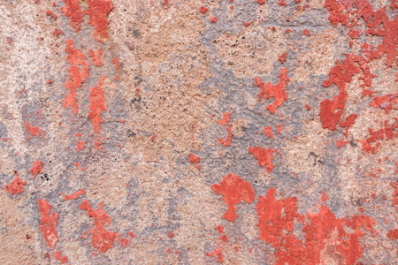 古老的风化壁画背景纹理。红色肮脏的去皮石膏墙脱落的油漆剥落