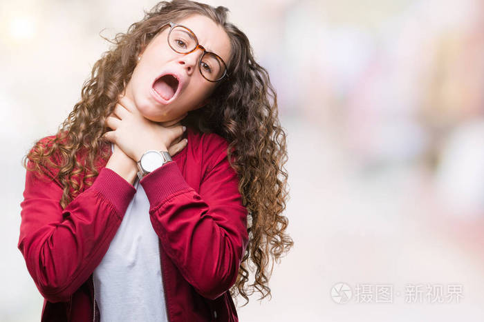 美丽的黑发卷发年轻女孩穿着夹克和眼镜,在孤立的背景上喊叫和窒息