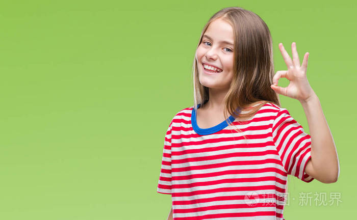 年轻漂亮的女孩在孤立的背景上微笑,积极地做好手和手指的标志.