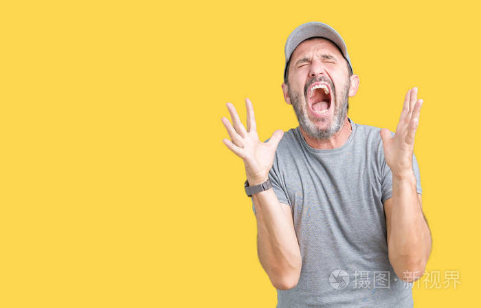 孤立的背景下疯狂疯狂地喊叫用咄咄逼人的表情和手臂大声喊叫挫折概念