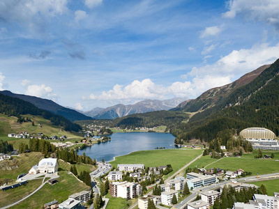 达沃斯城市和湖泊的鸟瞰图。 达沃斯是瑞士著名的世界经济论坛地点。