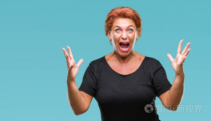 具有吸引力的高级白种人红头发妇女在孤立的背景下疯狂和疯狂的喊叫和