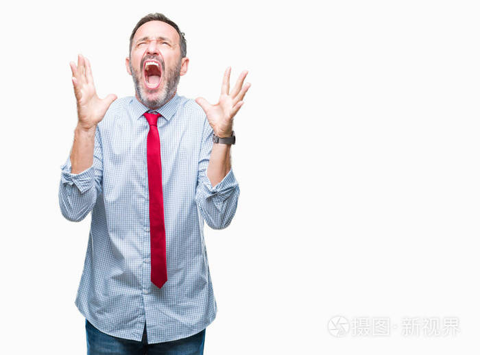 中年苍白的高级商人戴着红色领带,在孤立的背景下疯狂疯狂地喊叫,用