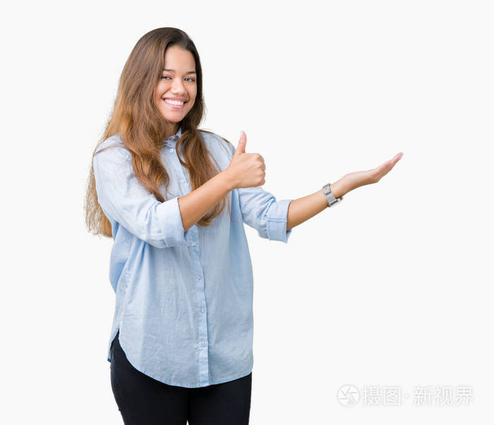 的深褐色头发的在孤立的背景下,伸出手掌,用拇指做一个好的手势,微笑