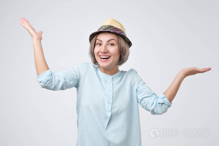 不确定, 没有我的问题.快乐的年轻成年妇女伸出双手, 耸耸肩