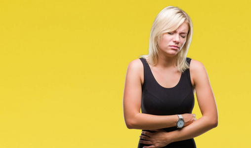 在孤立的背景上,手放在肚子上,因为恶心,疼痛,疾病感觉不舒服