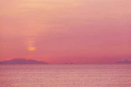 美丽的彩色日落在海上海岸。 适合壁纸或背景图像。