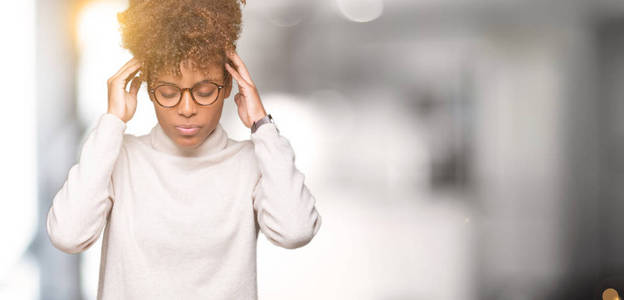 美丽的年轻非洲裔美国妇女戴着眼镜，在孤立的背景上，手在头上疼痛，因为压力。 偏头痛。